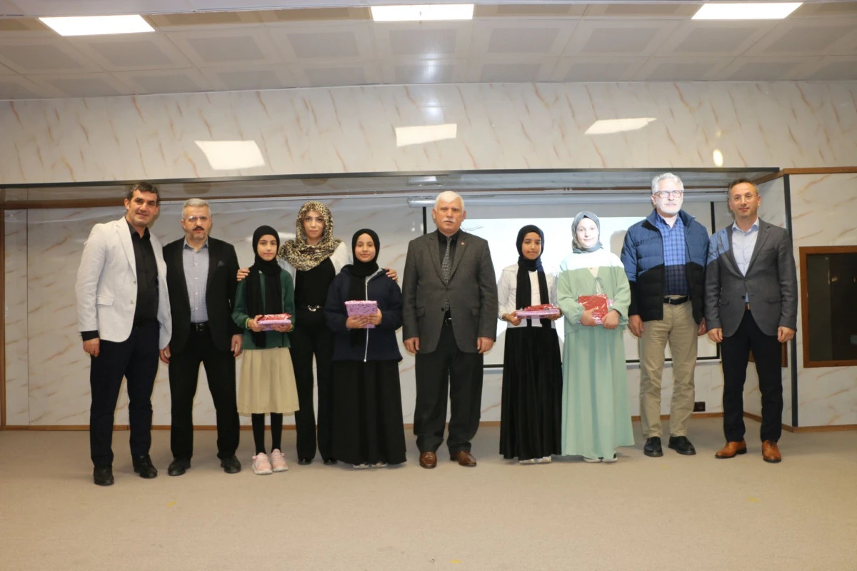 Of'ta kızlar arası Kuran-ı Kerim'i G&uuml;zel Okuma Yarışması d&uuml;zenlendi