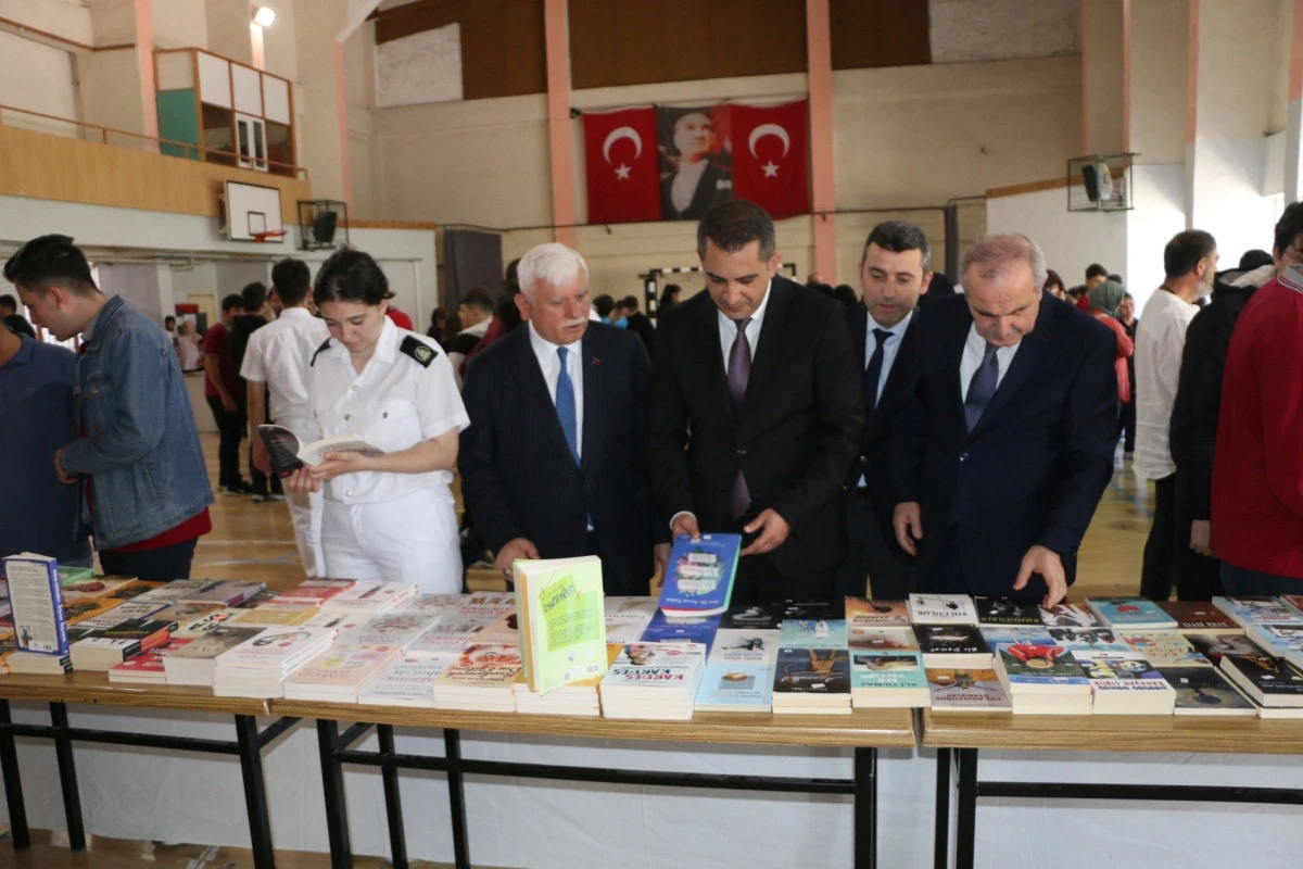 Of'ta K&uuml;lt&uuml;r Ş&ouml;leni Başladı: 'Of Kitap G&uuml;nleri' Kapılarını Ziyaret&ccedil;ilere A&ccedil;tı