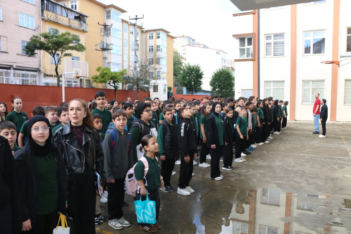 Of'ta Mikdat Sarıalioğlu Ortaokulunda bayrak t&ouml;reni d&uuml;zenlendi