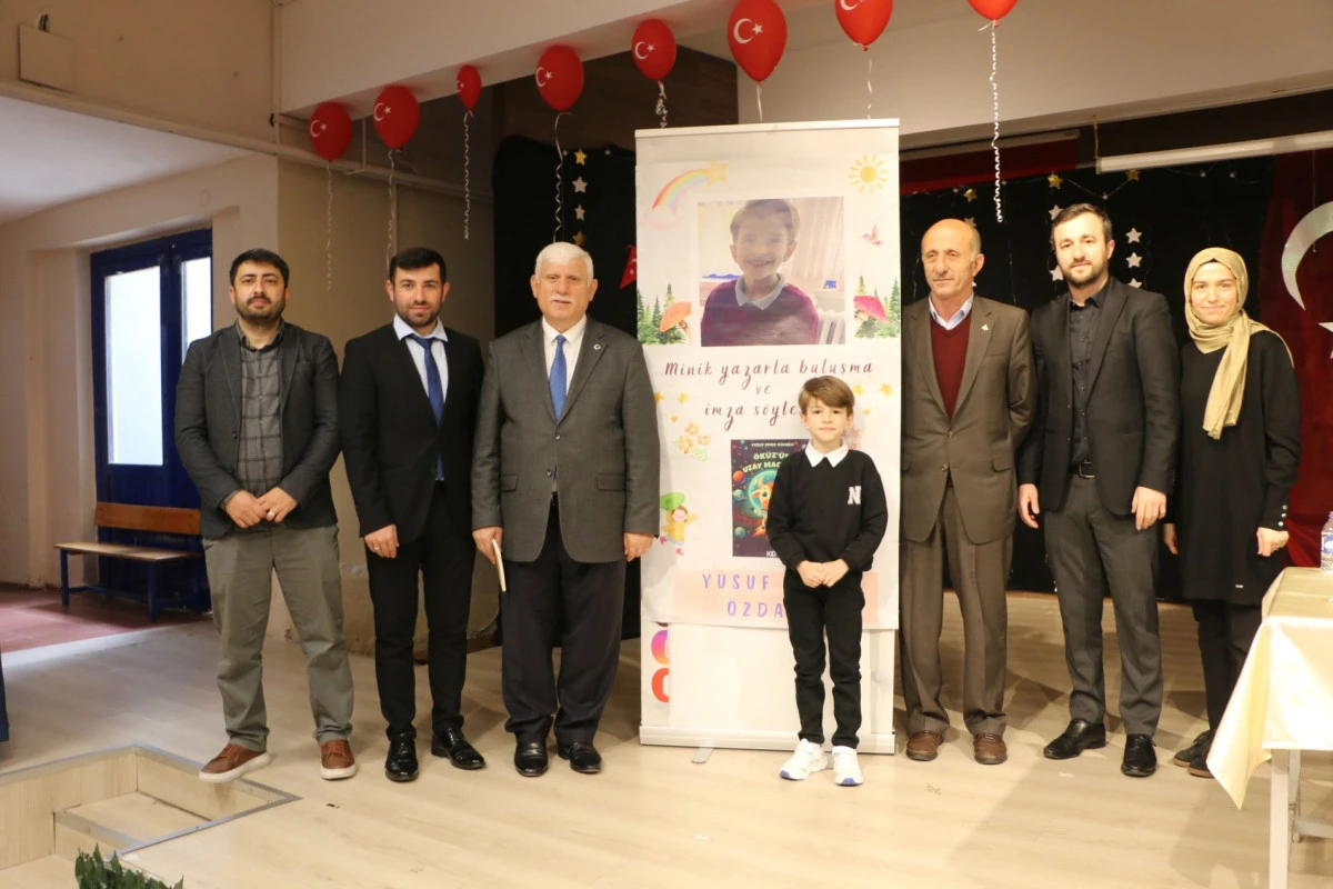 Of'ta Minik Yazar Yusuf Emre &Ouml;zdağcı'dan s&ouml;yleşi ve imza g&uuml;n&uuml;