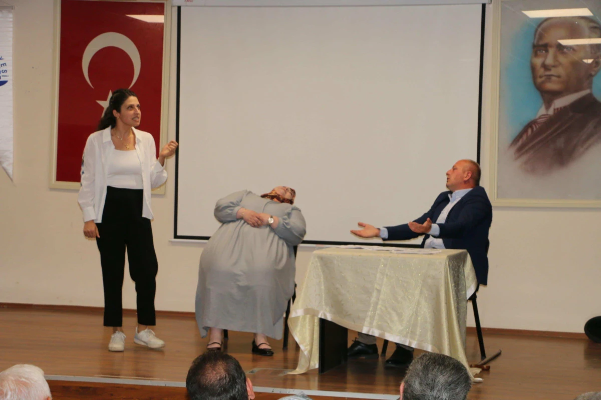 Of'ta öğretmenlerden tiyatro sahnesinde alkış toplayan performans