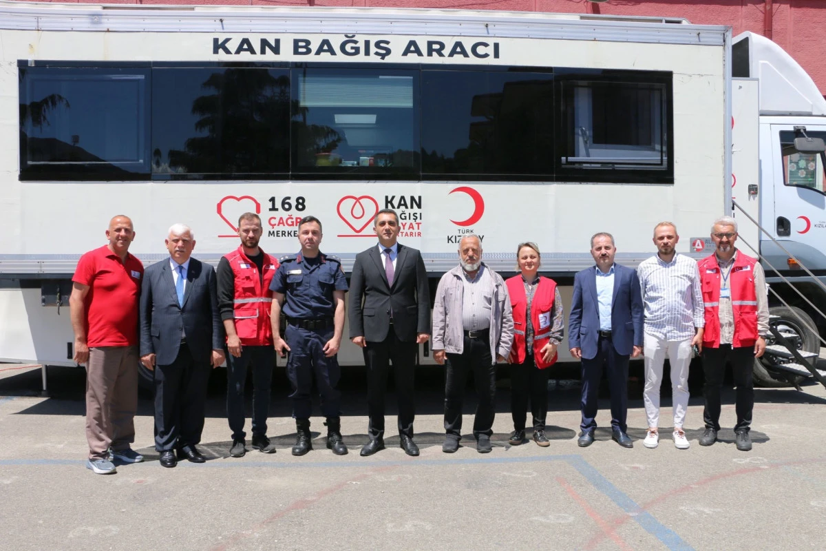 Of'ta &Ouml;rnek Seferberlik: Şehit &Ouml;ğretmen Ali Bulut İlkokulundan Kızılay'a 125 &Uuml;nite Kan!