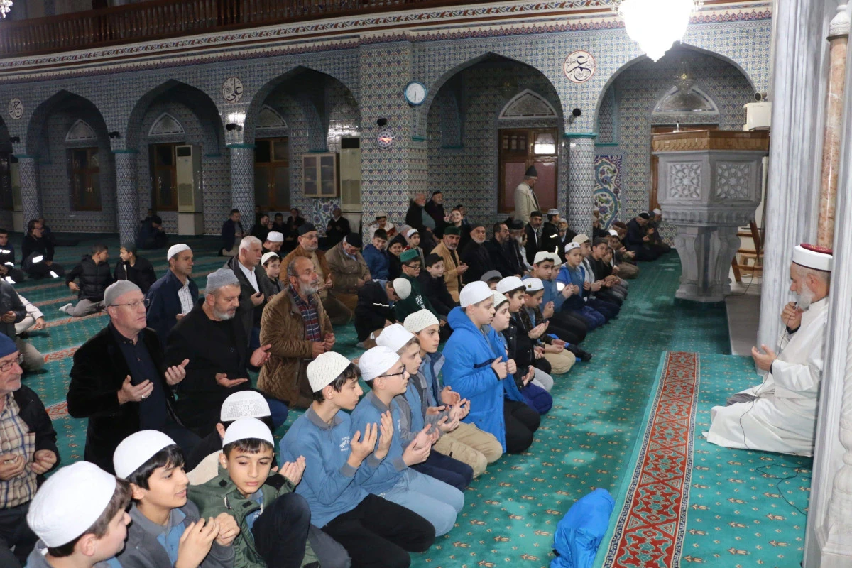 Of'ta vefat eden öğretmenler için hatmi şerif okundu