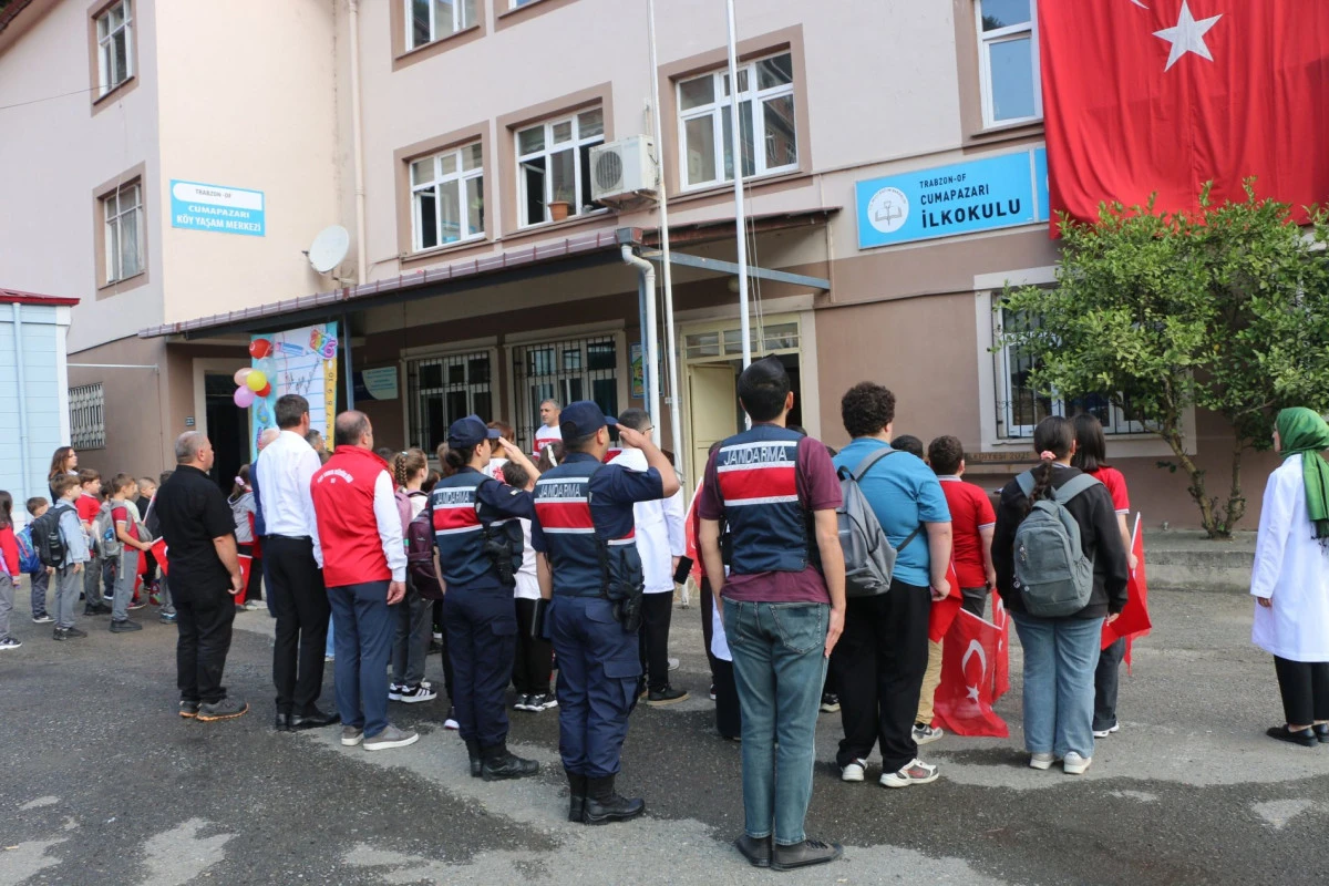 Of'ta yeni eğitim &ouml;ğretim yılının ilk g&uuml;n heyecanı yaşandı