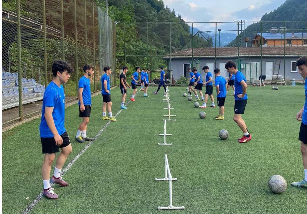 Of'un gen&ccedil;leri sahaya indi