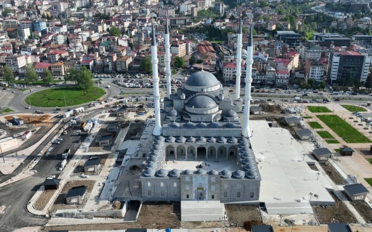 Trabzon'un En Büyük Camii Hanife Hatun İbadete Hazır