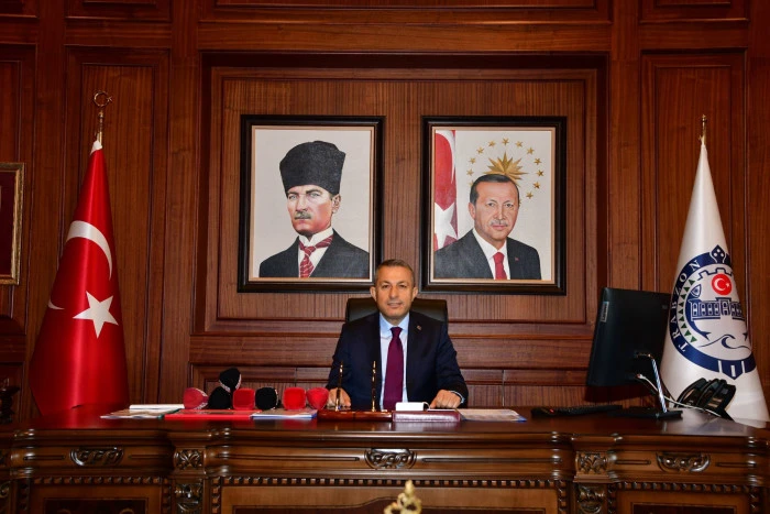 Trabzon'un Yeni Valisi Tahir Şahin G&ouml;revine Başladı