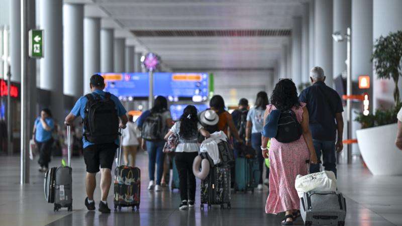 Turizm merkezlerindeki havalimanlarını 102 milyondan fazla yolcu kullandı