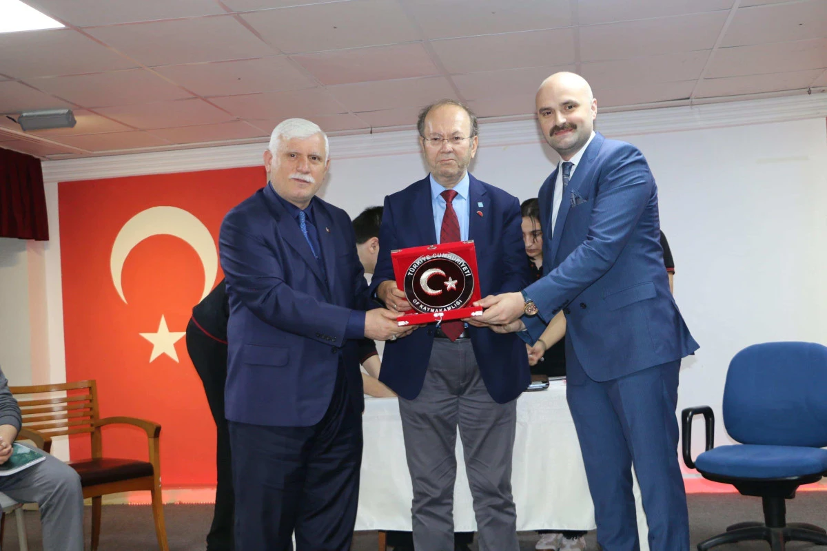 Yusuf Kaplan Of'ta lise öğrencileriyle buluştu